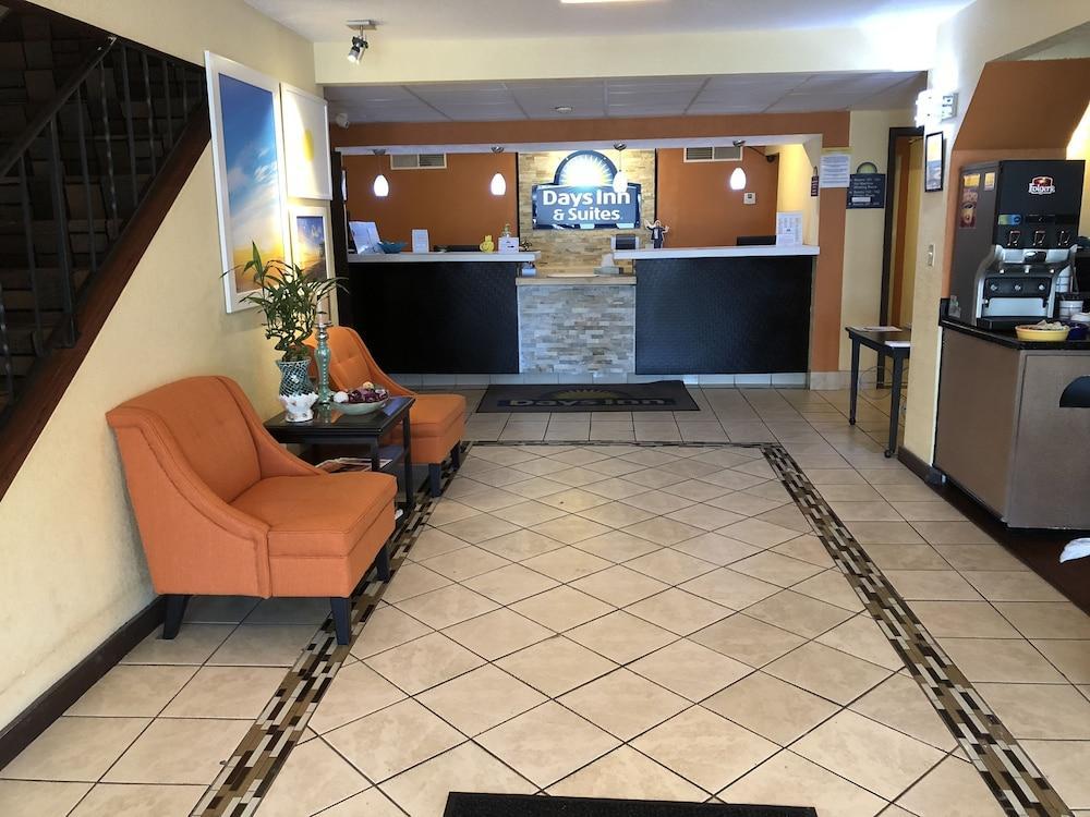 Days Inn & Suites By Wyndham Stevens Point Extérieur photo