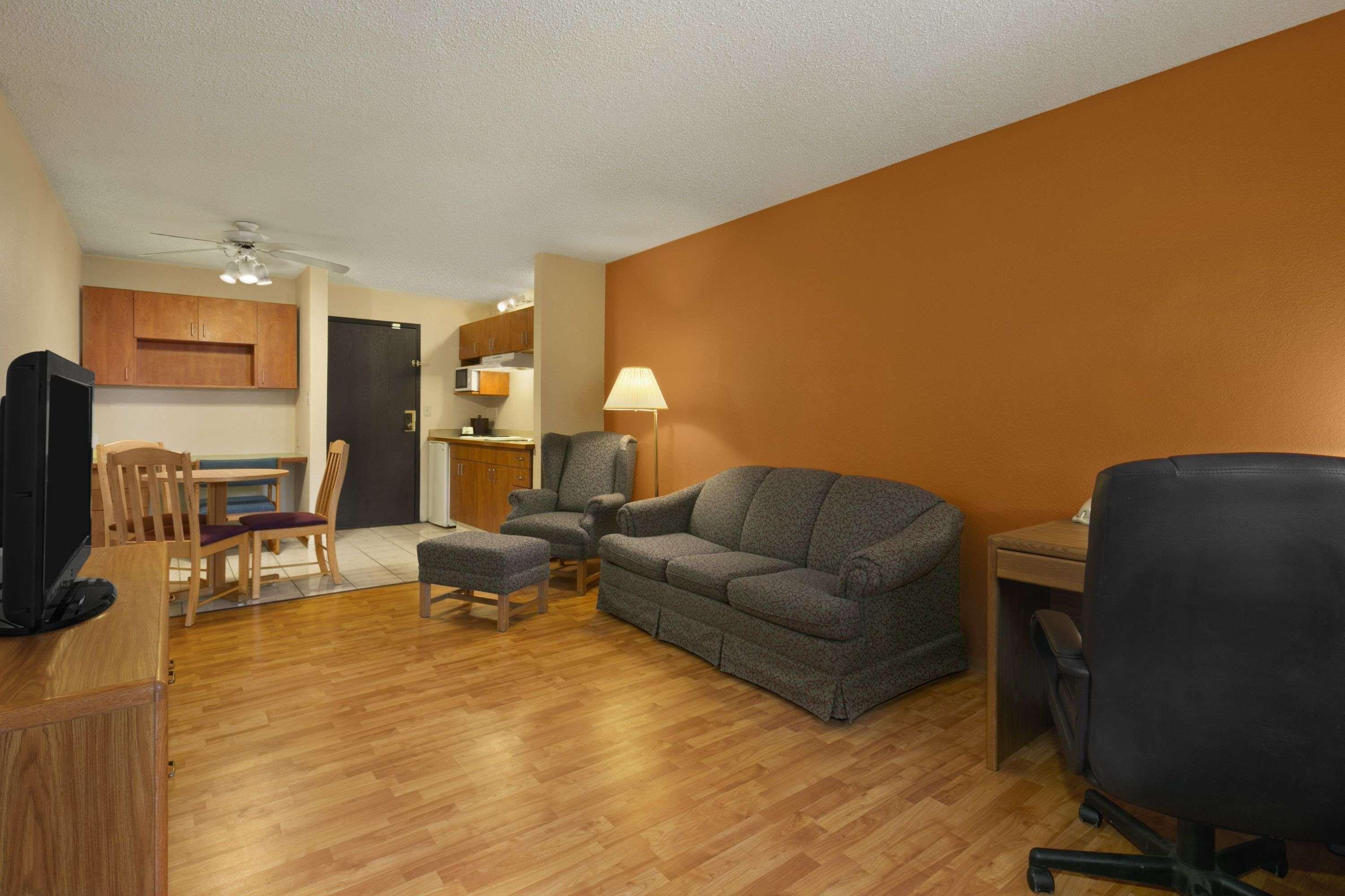 Days Inn & Suites By Wyndham Stevens Point Extérieur photo