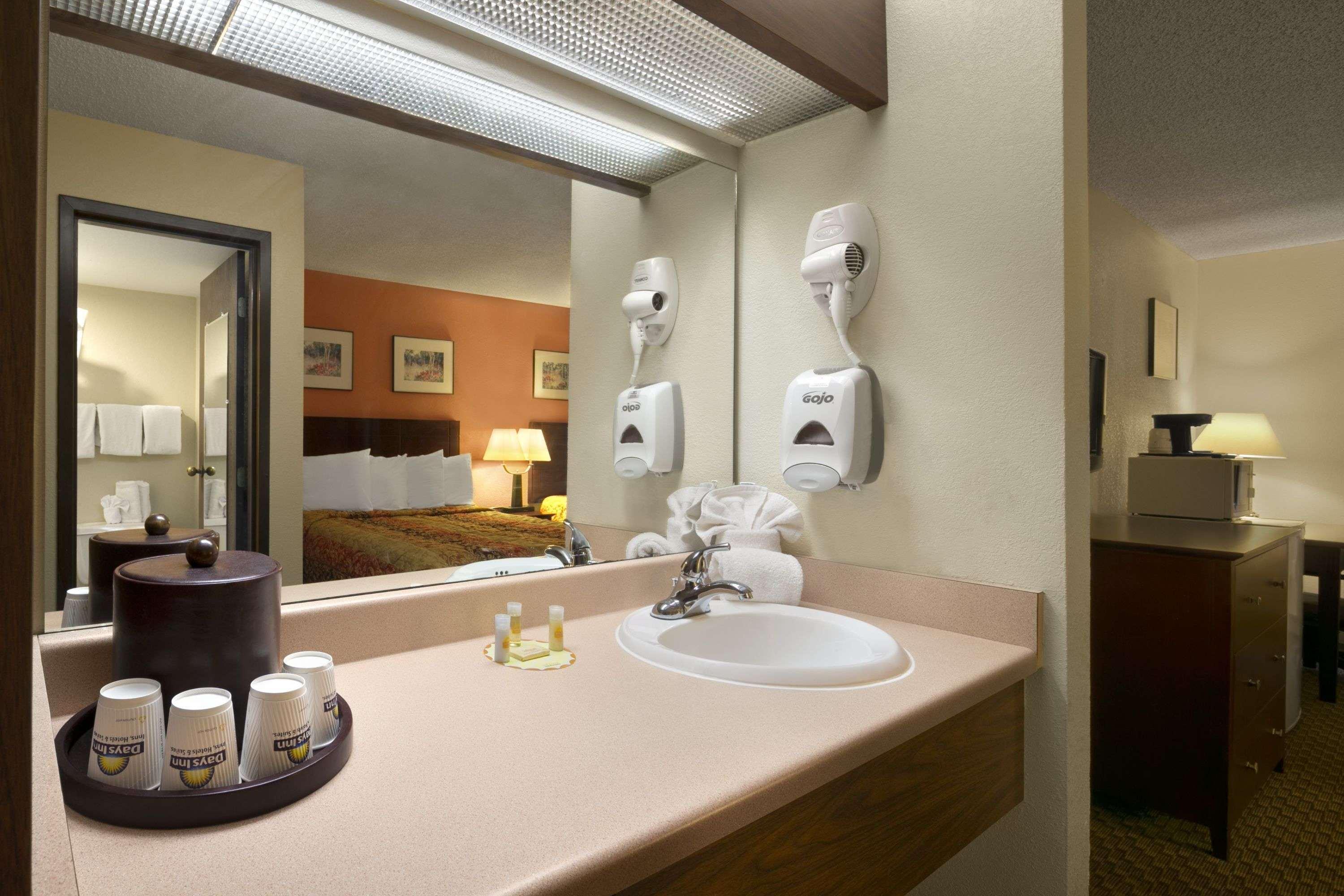 Days Inn & Suites By Wyndham Stevens Point Extérieur photo