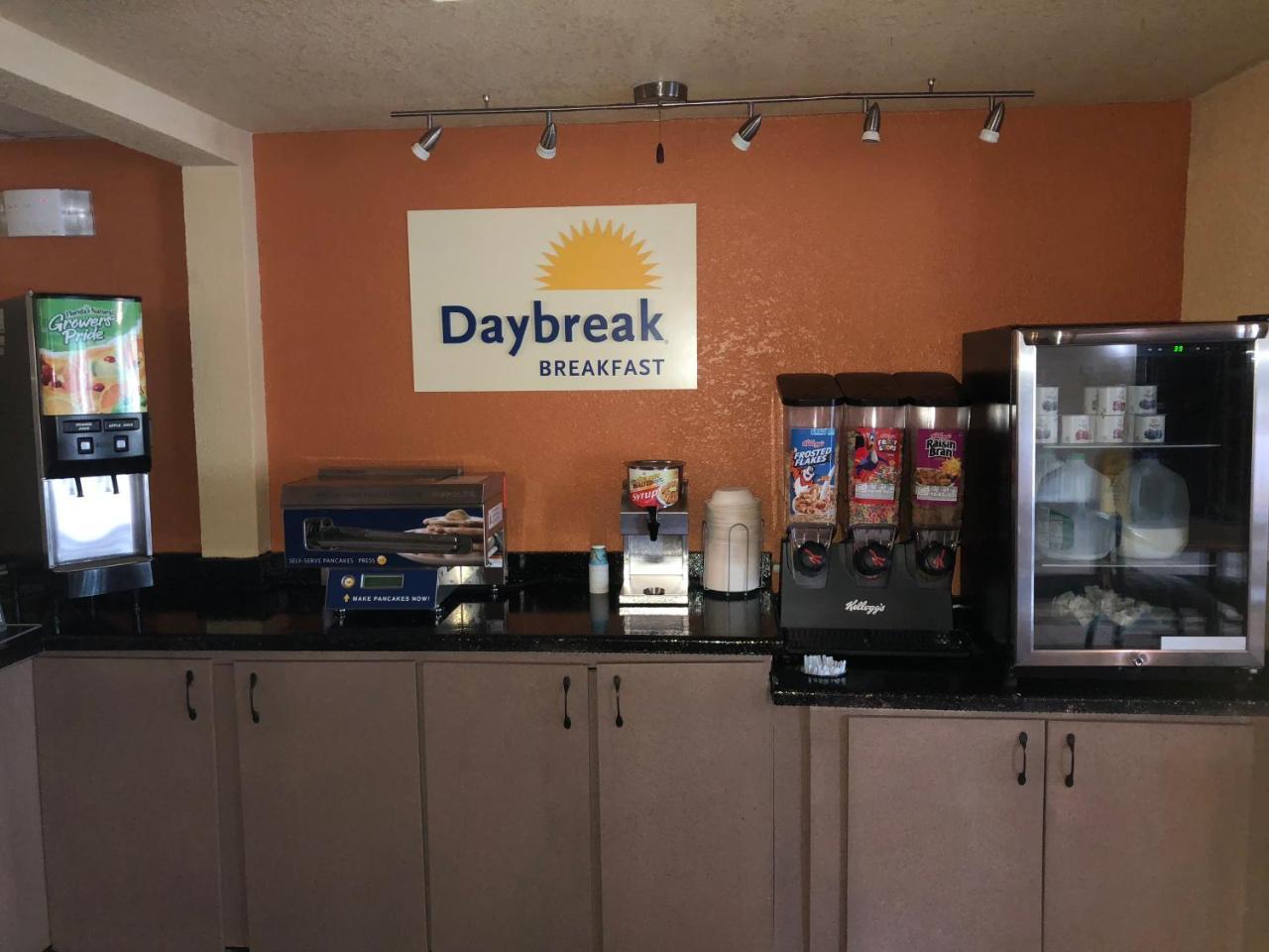 Days Inn & Suites By Wyndham Stevens Point Extérieur photo