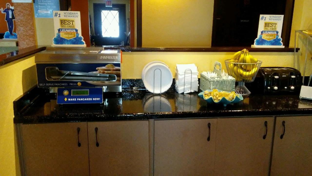 Days Inn & Suites By Wyndham Stevens Point Extérieur photo